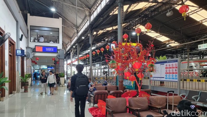 Suasana Stasiun Tugu Yogyakarta menyambut Tahun Baru Imlek. Foto diunggah Kamis (8/2/2024).