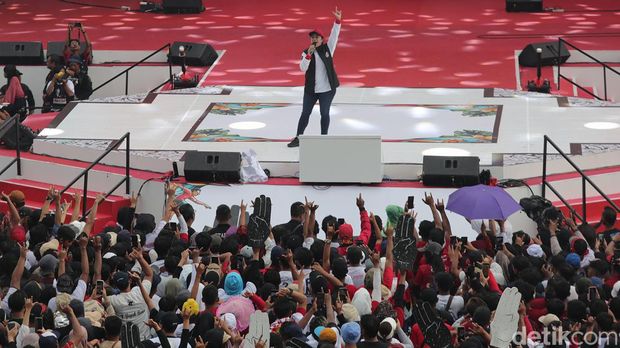 Ketua Umum Partai Demokrasi Indonesia Perjuangan Megawati Soekarno Putri bersama Ketua DPP PDI P Puan Maharani memberikan orasi politik guna membakar puluhan ribu simpatisan saat kampanye akbar di RTH Maron, Kabupaten Banyuwangi, Jawa Timur, Rabu (8/2/2024).