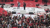 Megawati pun mengingatkan para peserta yang hadir agar tidak salah memilih saat di TPS. Megawati juga meminta pendukung untuk tepat waktu dan berpakaian rapih saat datang ke TPS.