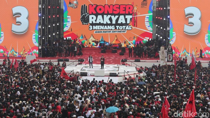 Ketua Umum Partai Demokrasi Indonesia Perjuangan Megawati Soekarno Putri bersama Ketua DPP PDI P Puan Maharani memberikan orasi politik guna membakar puluhan ribu simpatisan saat kampanye akbar di RTH Maron, Kabupaten Banyuwangi, Jawa Timur, Rabu (8/2/2024).