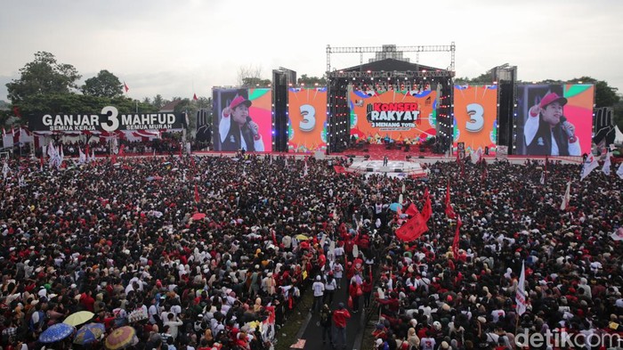 Ketua Umum Partai Demokrasi Indonesia Perjuangan Megawati Soekarno Putri bersama Ketua DPP PDI P Puan Maharani memberikan orasi politik guna membakar puluhan ribu simpatisan saat kampanye akbar di RTH Maron, Kabupaten Banyuwangi, Jawa Timur, Rabu (8/2/2024).