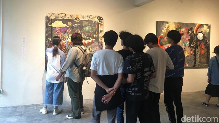 Melihat βDunia yang Lapangβ Lewat Lukisan Surealis Karya Seniman Yogyakarta Pameran duet perupa Jogja kali ini digagas oleh pelukis Jumaldi Alfi. Dirinya menampilkan dua seniman Tommy Karmawan dan Donny Kurniawan dalam 1 event pameran berjudul POSE #1.
