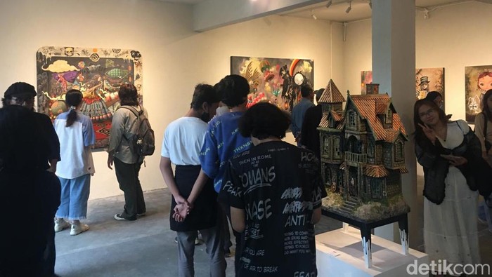 Melihat βDunia yang Lapangβ Lewat Lukisan Surealis Karya Seniman Yogyakarta Pameran duet perupa Jogja kali ini digagas oleh pelukis Jumaldi Alfi. Dirinya menampilkan dua seniman Tommy Karmawan dan Donny Kurniawan dalam 1 event pameran berjudul POSE #1.