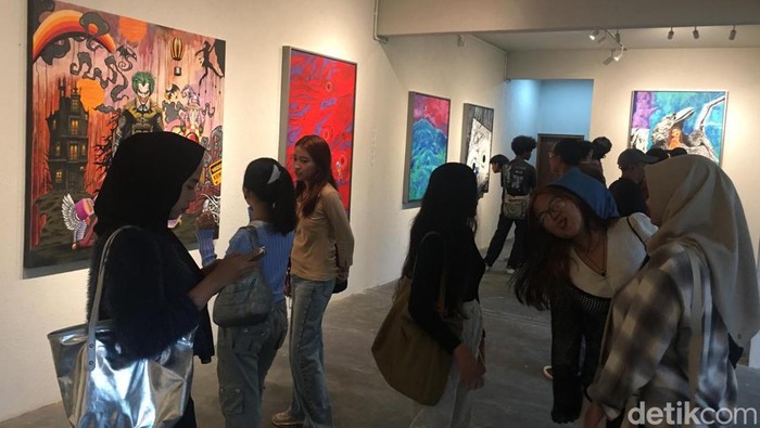 Melihat βDunia yang Lapangβ Lewat Lukisan Surealis Karya Seniman Yogyakarta Pameran duet perupa Jogja kali ini digagas oleh pelukis Jumaldi Alfi. Dirinya menampilkan dua seniman Tommy Karmawan dan Donny Kurniawan dalam 1 event pameran berjudul POSE #1.