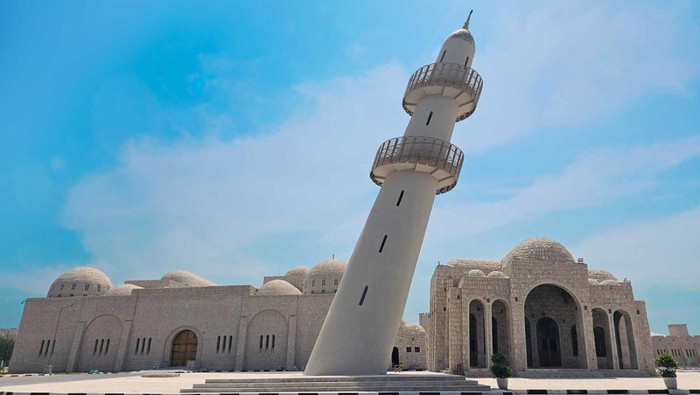 Menara Masjid Sengaja Dibangun Miring