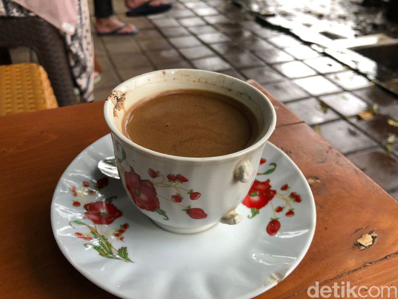 Nikmati kopi Turki di dekat Stasiun Malang.