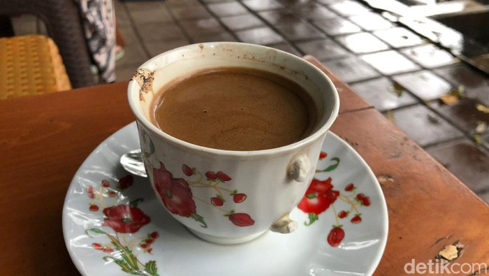 Menikmati kopi Turki di dekat Stasiun Malang.