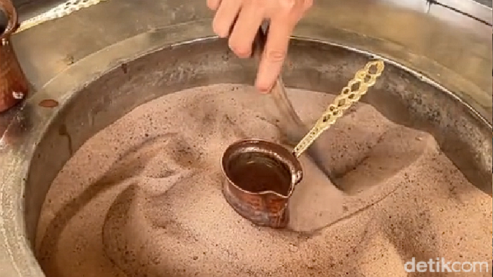 Menikmati kopi Turki di dekat Stasiun Malang.