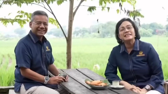 Sri Mulyani bercerita hasil kunjungan kerja sambil menikmati kopi manis dan pisang goreng mewah alias mepet sawah.