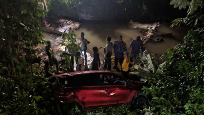 Mobil rombongan penganten terjun ke sungai di Katulampa, Kota Bogor.