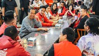Presiden RI Joko Widodo asyik mengobrol bersama ketua umum PSI Kaesang Pangarep, Sekjen PSI Raja Juli Antoni, Wakil Ketua Dewan Pembina PSI Grace Natalie dan sejumlah kader muda PSI, usai makan malam di Sun Plaza, Kota Medan, Sumatera Utara, Rabu (7/2/2024) malam. 
