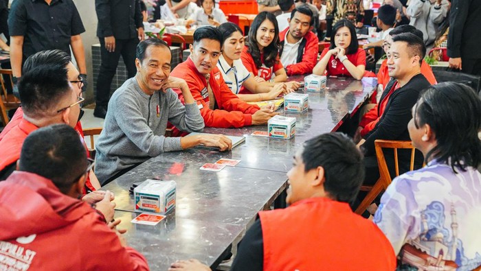 Presiden RI Joko Widodo asyik mengobrol bersama ketua umum PSI Kaesang Pangarep, Sekjen PSI Raja Juli Antoni, Wakil Ketua Dewan Pembina PSI Grace Natalie dan sejumlah kader muda PSI, usai makan malam di Sun Plaza, Kota Medan, Sumatera Utara, Rabu (7/2/2024) malam.