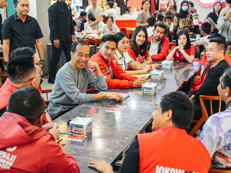Momen Jokowi Nongkrong Bareng Kader PSI di Medan