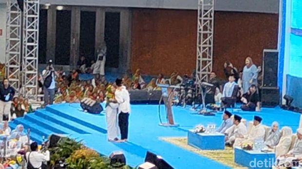 Momen saat Gibran Rakabuming Raka dipeluk Ibu-ibu saat sambutan, Kamis (8/2/2024).