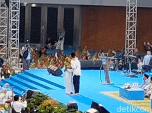 Momen Gibran Tiba-tiba Dipeluk Emak-emak di Acara Isra Miraj