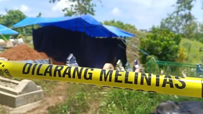 Polisi membongkar makam pelajar SMP berinisial MAR (14) di Kota Palopo, Sulawesi Selatan (Sulsel).