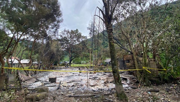 Pekerja tambang emas bernama Oscar Rakinaung di Kabupaten Paniai, Papua Tengah diserang oleh orang tidak dikenal (OTK). Para pelaku juga membakar kamp milik korban.
