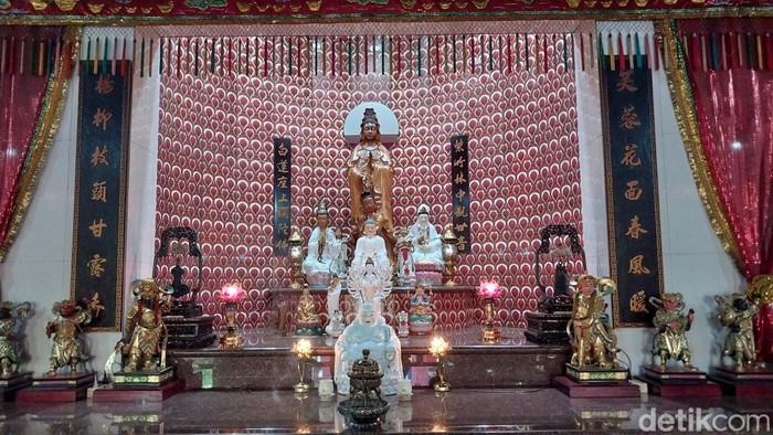 Patung Dewi Kwan Im yang telah berusia lebih dari 100 tahun di Kelenteng Kwan Im Tong Kota Batu.