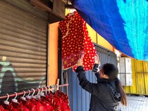 Pedagang Pernak-pernik di Malang Diserbu Pembeli Jelang Perayaan Imlek