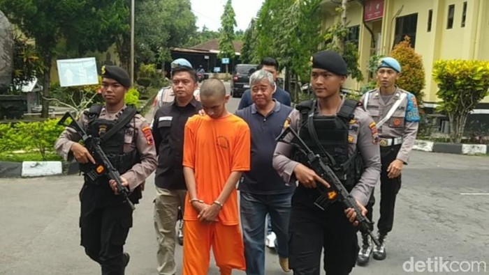 Tersangka PA, salah satu pelaku penganiayaan terhadap korban meninggal DP (15) kejadian di Payaman, Secang, Kabupaten Magelang, saat dihadirkan pada Kamis (8/2/2024).