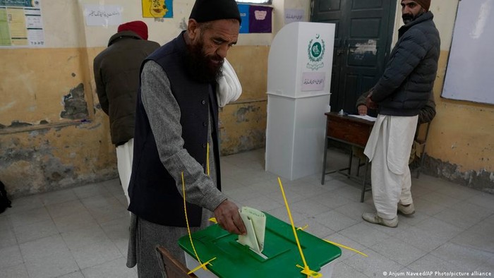 Pemilu Pakistan Resmi Dimulai, Nawaz Sharif Diprediksi Unggul