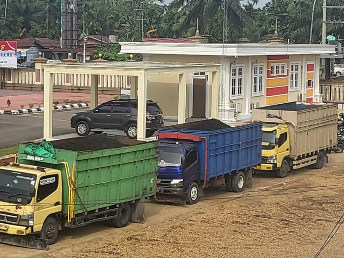 Penampakan tiga truk batu bara yang ditilang polisi