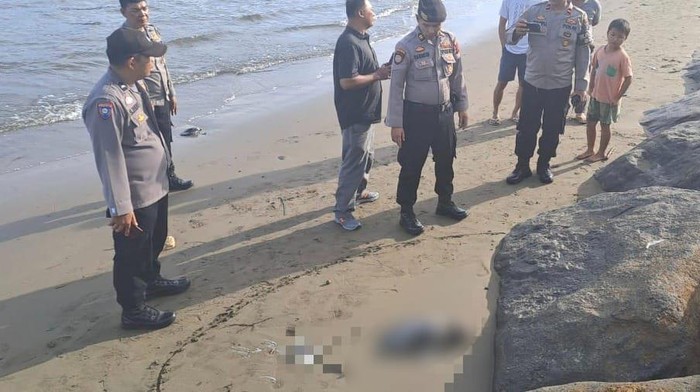 Penemuan mayat bayi perempuan di Padang. (Dok Polresta Padang)