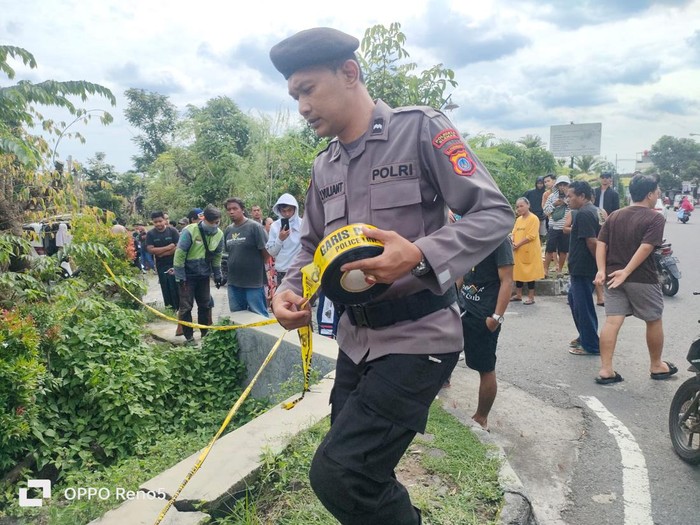 Polisi mengevakuasi korban meninggal di dalam parit, di Maguwoharjo, Depok, Sleman, Kamis (8/2/2024).