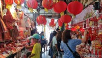 Suasana penjualan pernak-pernik Imlek dilantai dasar Pasar Atom.