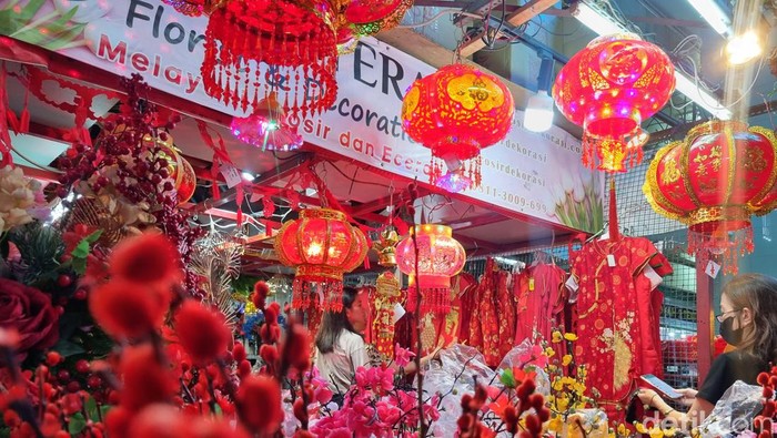 Penjualan pernak-pernik Imlek di Pasar Atom Surabaya, mengalami peningkatan, Kamis (8/2/2024).