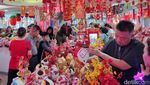 Melihat Penjualan Pernak-Pernik Imlek di Pasar Atom