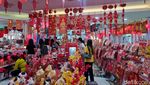 Melihat Penjualan Pernak-Pernik Imlek di Pasar Atom
