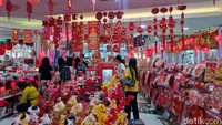 Pengunjung sedang membeli pernak-pernik Imlek di Pasar Atom Surabaya.