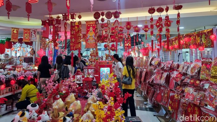 Penjualan pernak-pernik Imlek di Pasar Atom Surabaya, mengalami peningkatan, Kamis (8/2/2024).