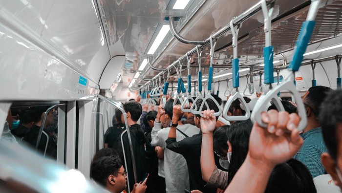 Penumpang MRT Jakarta