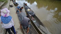 Jalur sungai lebih mudah karena jalur darat lebih jauh dan sulit untuk dilewati. 