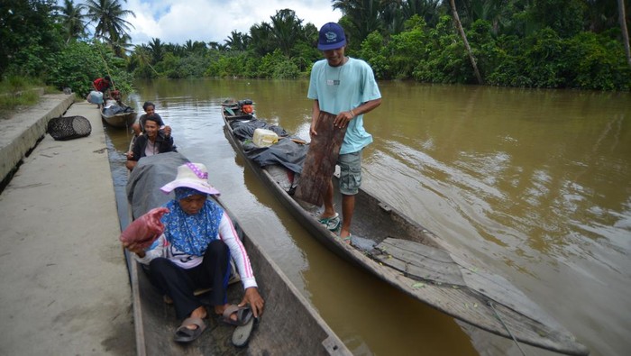 Perahu Pompong Jadi Transportasi Utama di Siberut Mentawai Warga menaiki pompong atau sampan yang dilengkapi mesin tempel di Desa Muntei, Siberut Selatan Kabupaten Kepulauan Mentawai, Sumatera Barat, Kamis (8/2/2024). Pompong menjadi transportasi utama bagi warga untuk bepergian ke sejumlah desa yang disambung oleh sungai, karena jalur darat lebih jauh dan sulit untuk dilewati. ANTARA FOTO/Iggoy el Fitra/nz