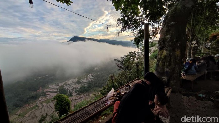 Pesona negeri di atas awan di Puncak Bangku Ciamis