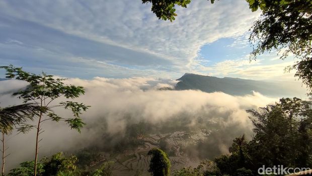 Pesona negeri di atas awan di Puncak Bangku Ciamis