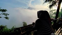 Meski berada di ketinggian, Puncak Bangku ini dapat diakses langsung menggunakan kendaraan karena berada di pinggir jalan desa. Tidak ada tiket untuk memasuki kawasan tersebut. Pengunjung hanya membayar parkir Rp 2 ribu untuk sepeda motor dan Rp 5 ribu untuk mobil. (Foto: Dadang Hermansyah/detikJabar)