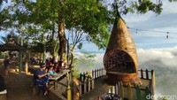 Meski pun tidak kebagian melihat fenomena negeri di atas awan Puncak Bangku, tidak perlu khawatir. Mengingat pemandangan di Puncak Bangku pun sangat indah. Pengunjung dapat melihat puncak-puncak gunung yang menjulang. Seperti Gunung Cubang Kuningan dan Gunung Ciremai Kuningan. (Foto: Dadang Hermansyah/detikJabar)