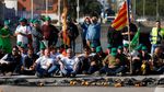 Petani di Spanyol Demo Besar-besaran, Tutup Jalan hingga Bakar Ban