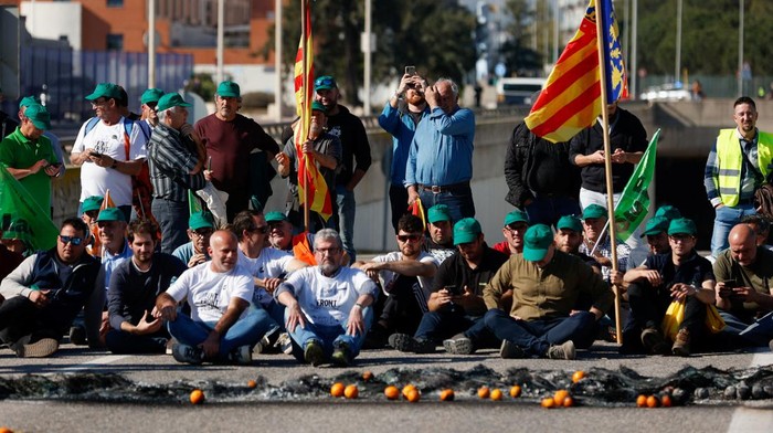 Spanish farmers gestures in front of police officers as they block access to the Castellon port during a protest against high costs, bureaucracy and competition from non-EU countries, in Castellon, Spain, February 7, 2024. REUTERS/Eva Manez
