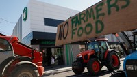 Mereka juga membawa tulisan No Farmers No Food.
