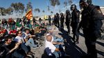 Petani di Spanyol Demo Besar-besaran, Tutup Jalan hingga Bakar Ban
