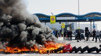Pendemo juga memblokir akses jalan ke pelabuhan Castellon dengan membakar ban.