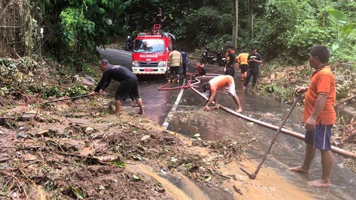 Petugas BPBD dan warga melakukan pembersihkan tanah longsor di Banjar Bukit Tampaksiring, Gianyar, Bali, Kamis (8/2/2024). (Foto: Dok. BPBD Gianyar)