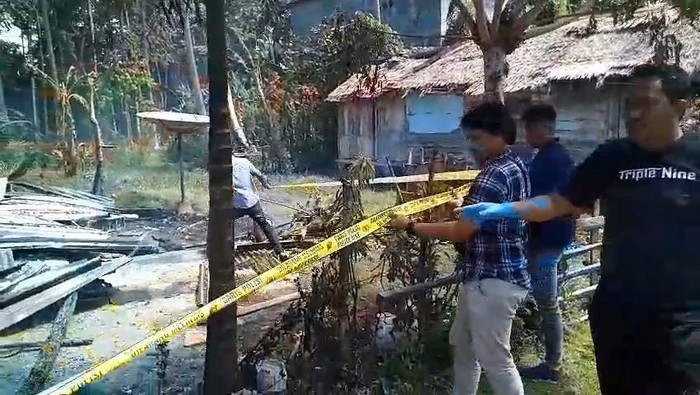 Polisi olah TKP lokasi pria di Mamuju, Sulbar bakar rumah ibunya.