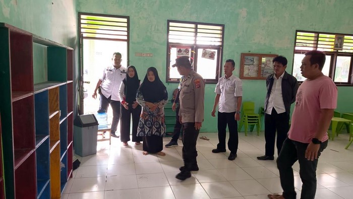 Polisi saat melihat lokasi bocah TK tertimpa lemari tas di Bangka Tengah.