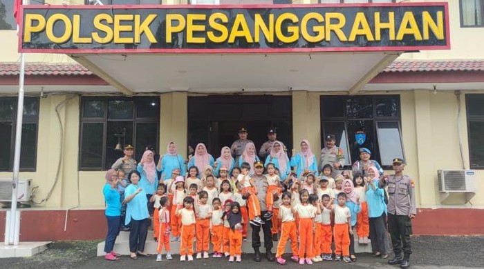Polsek Pesanggrahan kenalkan tugas-tugas polisi kepada anak-anak PAUD.